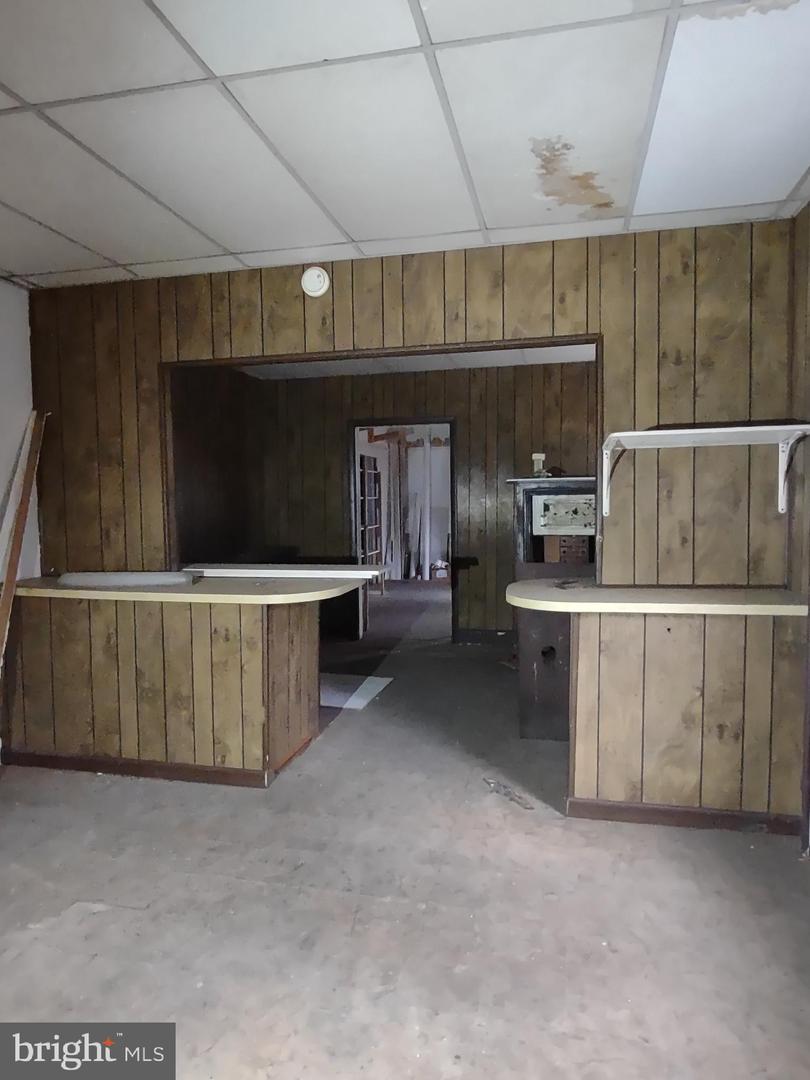 527 Main St Property Photo 6