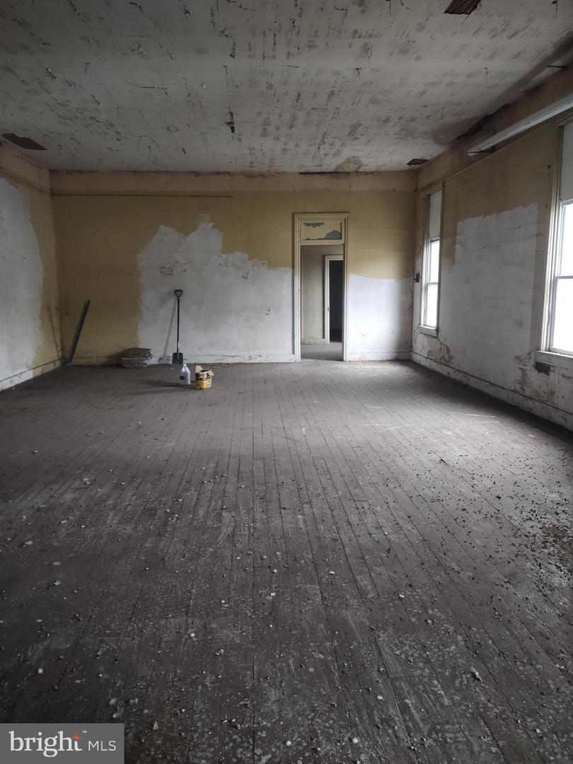 527 Main St Property Photo 12