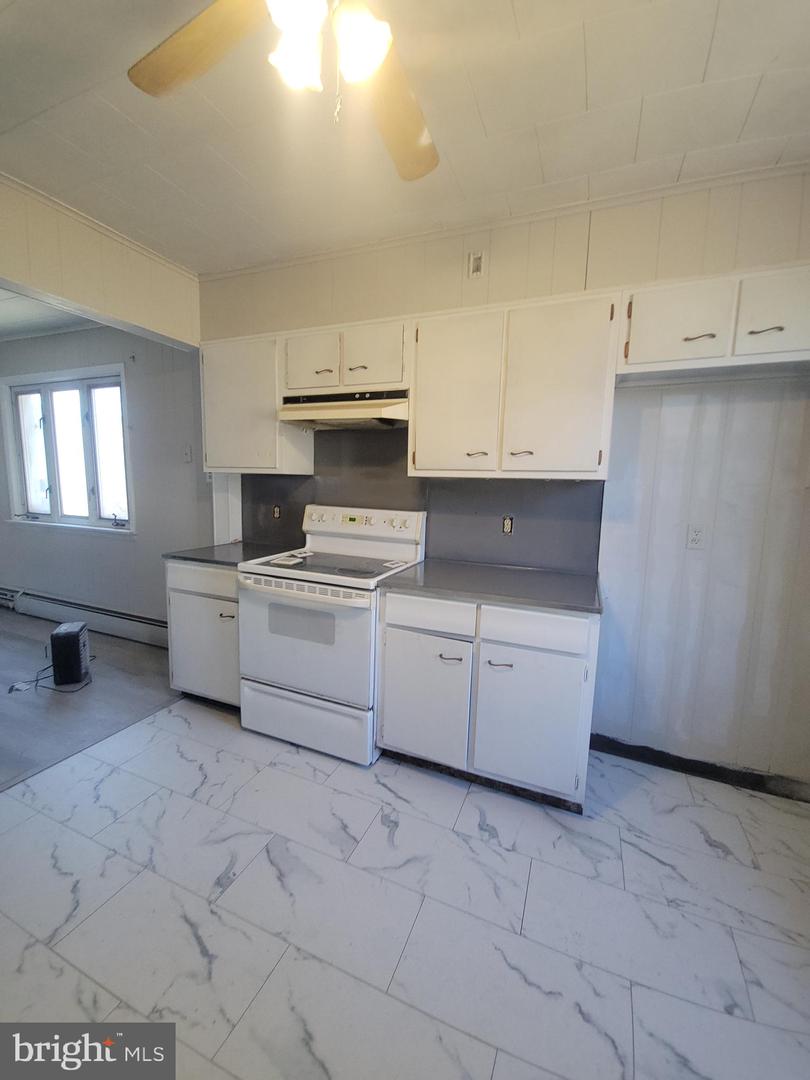 507 W Market St Property Photo 2