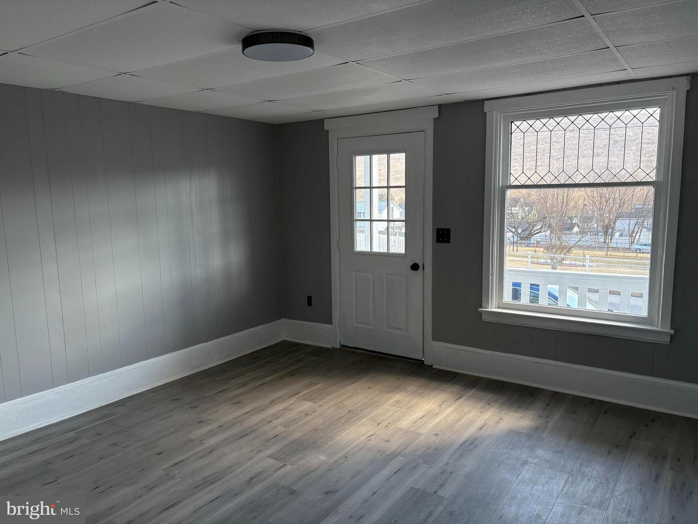 105 E Broad St Property Photo 3