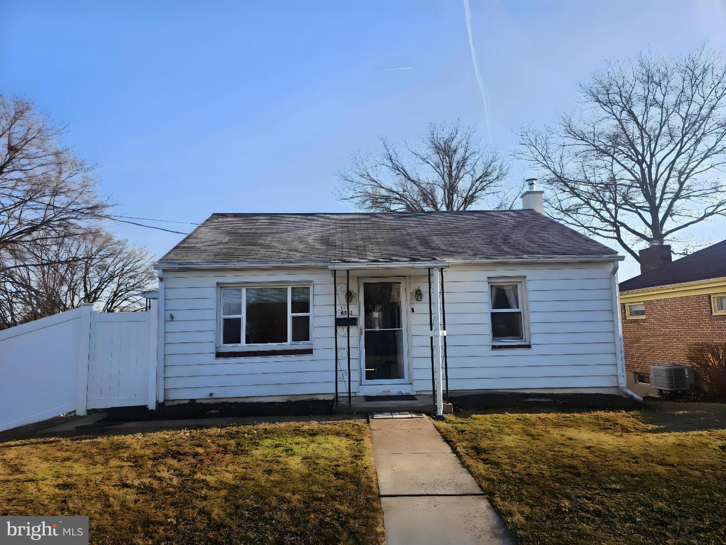 6561 Somerset St Property Photo