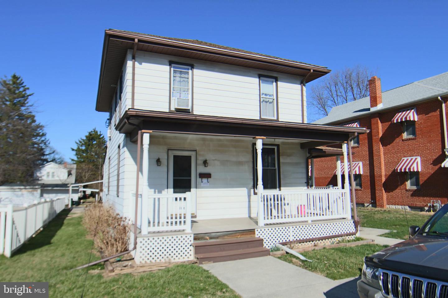 104 Oak St Property Photo 1