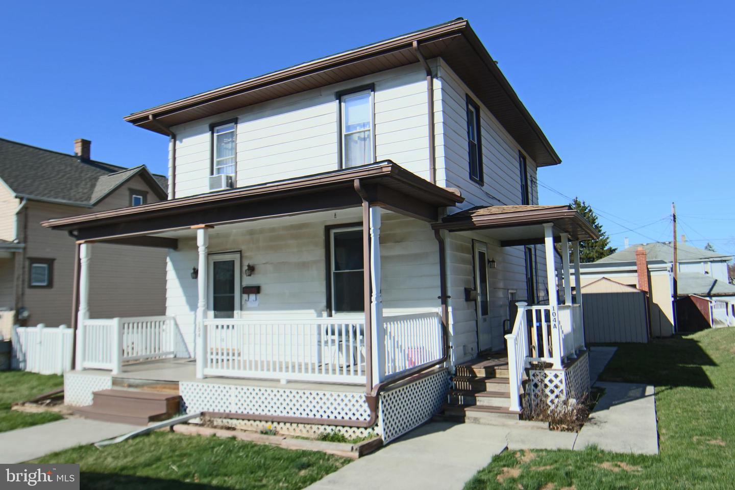 104 Oak St Property Photo 2