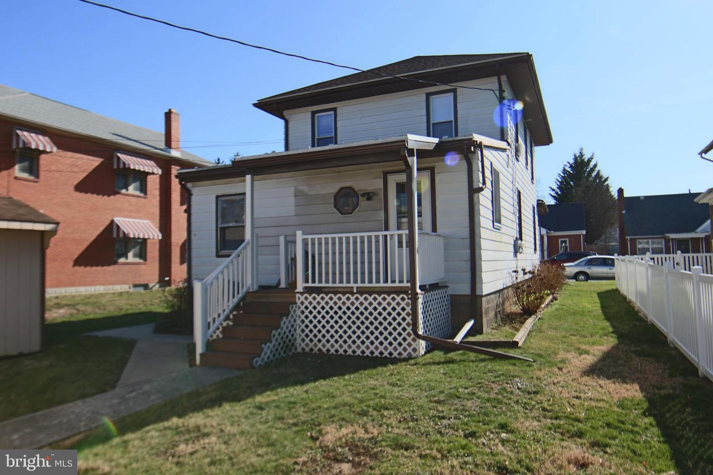 104 Oak St Property Photo 3