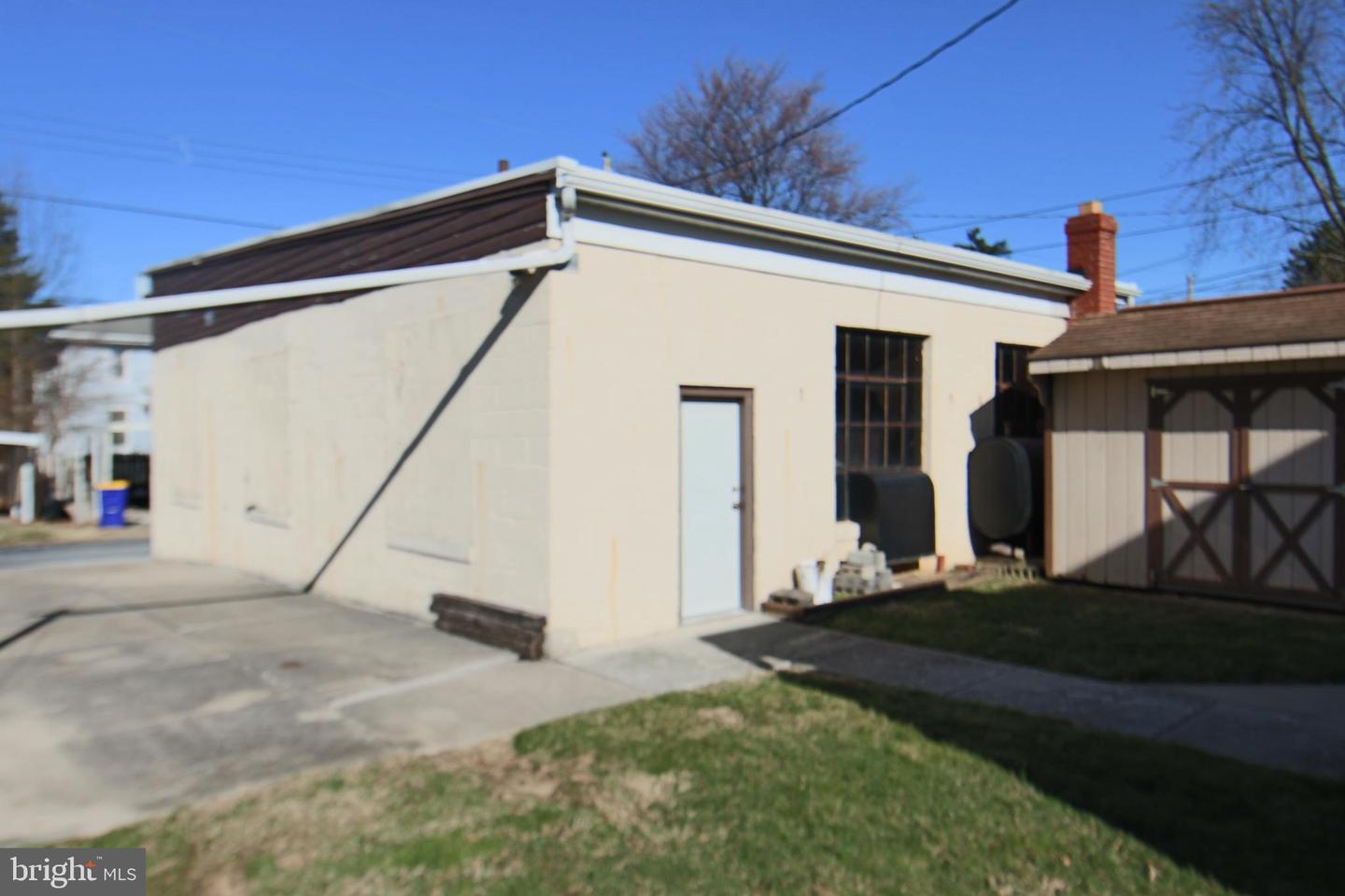 104 Oak St Property Photo 4