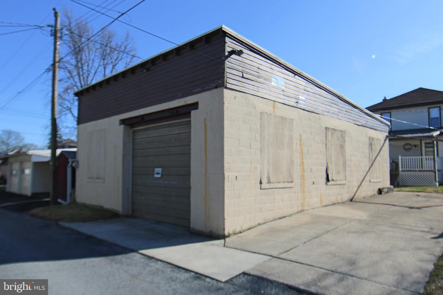 104 Oak St Property Photo 5