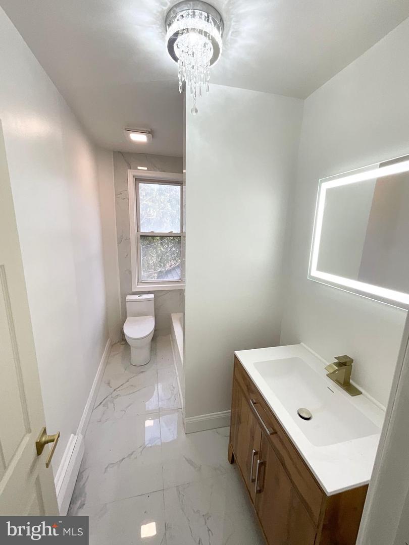 215 W Market St Property Photo 11