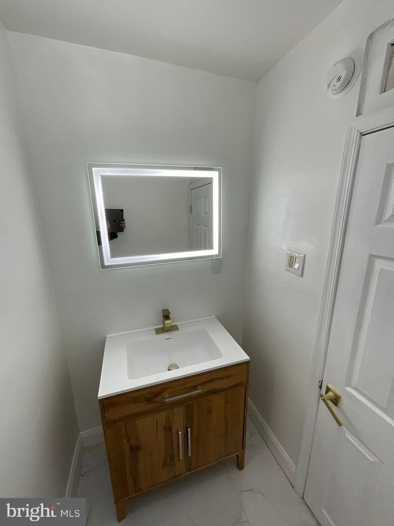 215 W Market St Property Photo 12