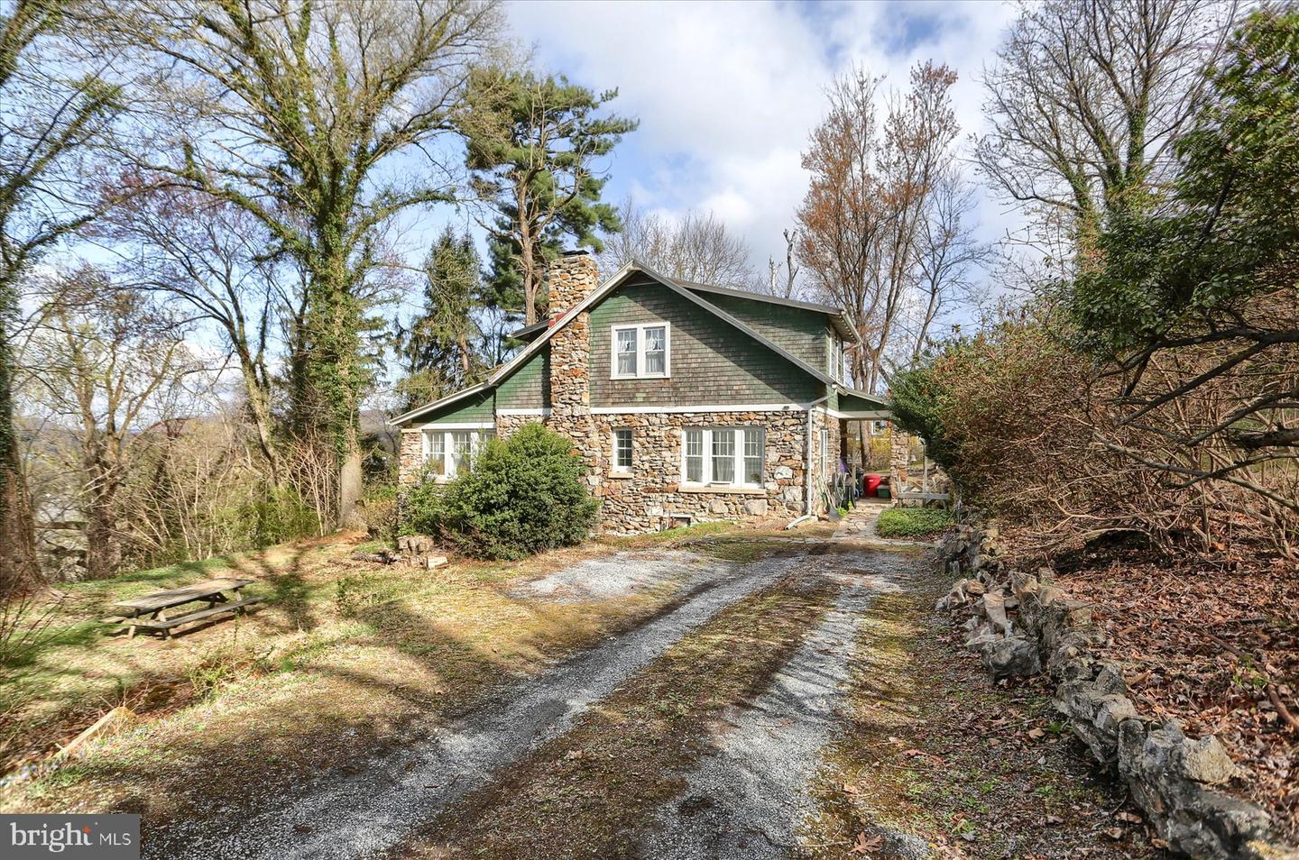 4 Hillside Rd Property Photo 2