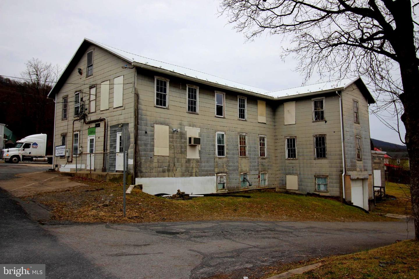 32 S Buttonwood St Property Photo 1