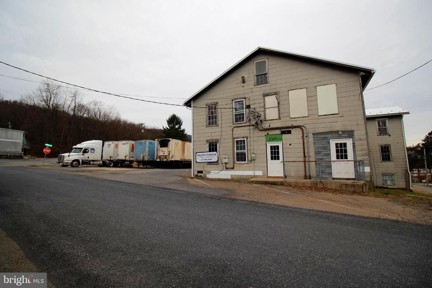 32 S Buttonwood St Property Photo 3