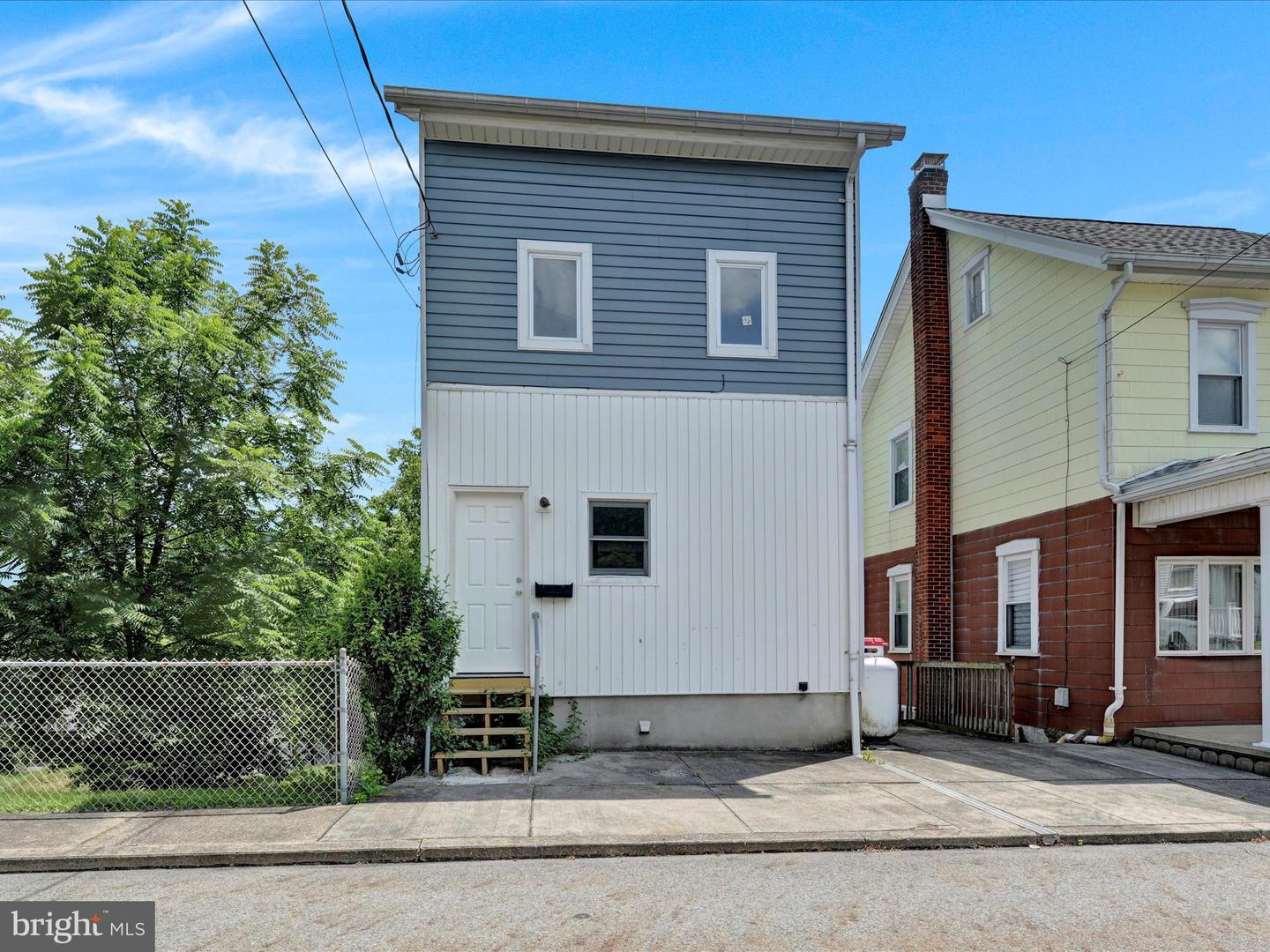 214 E Spruce St Property Photo 1