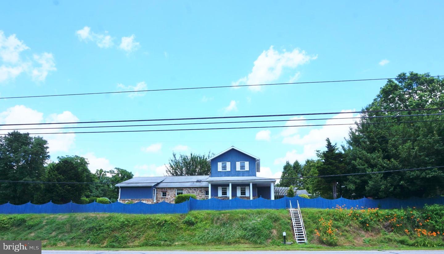 1553 N River Rd Property Photo 1