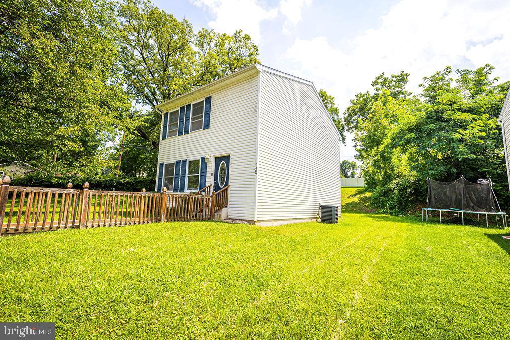 2407 Brown St Property Photo 4