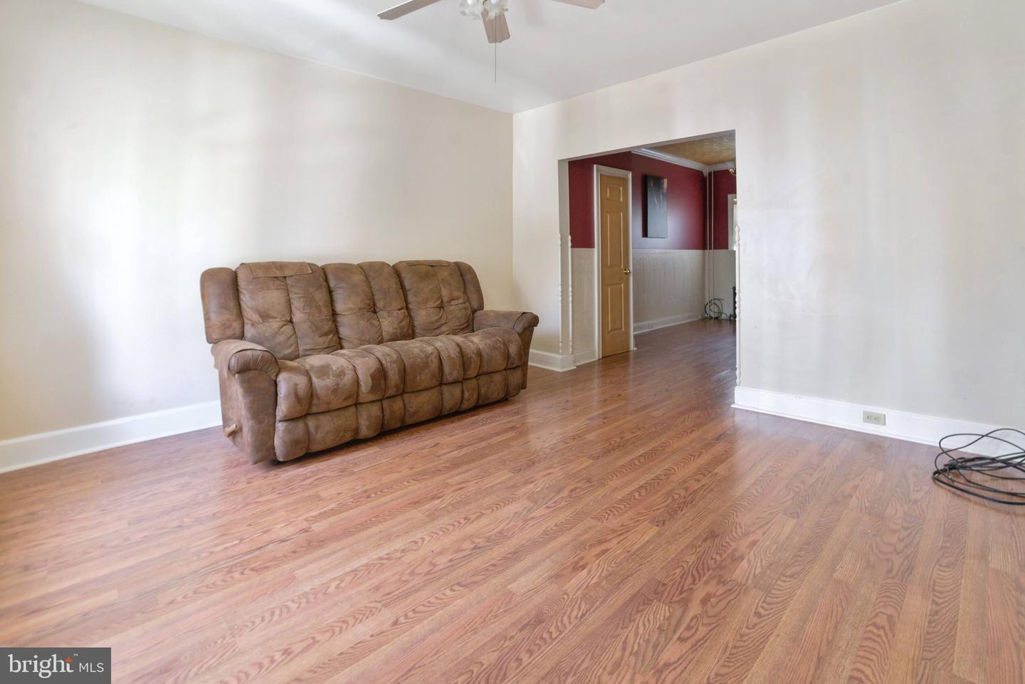 1527-1/2 Derry St Property Photo 3