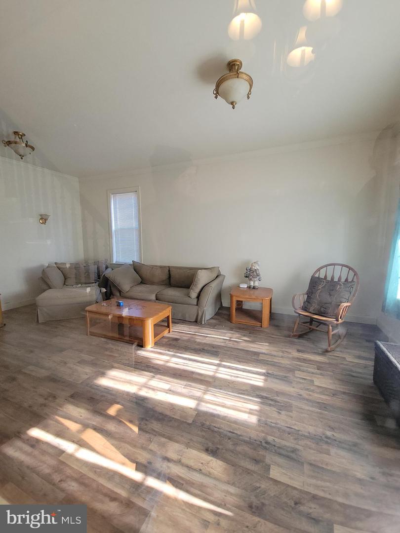 565 Main St Property Photo 4