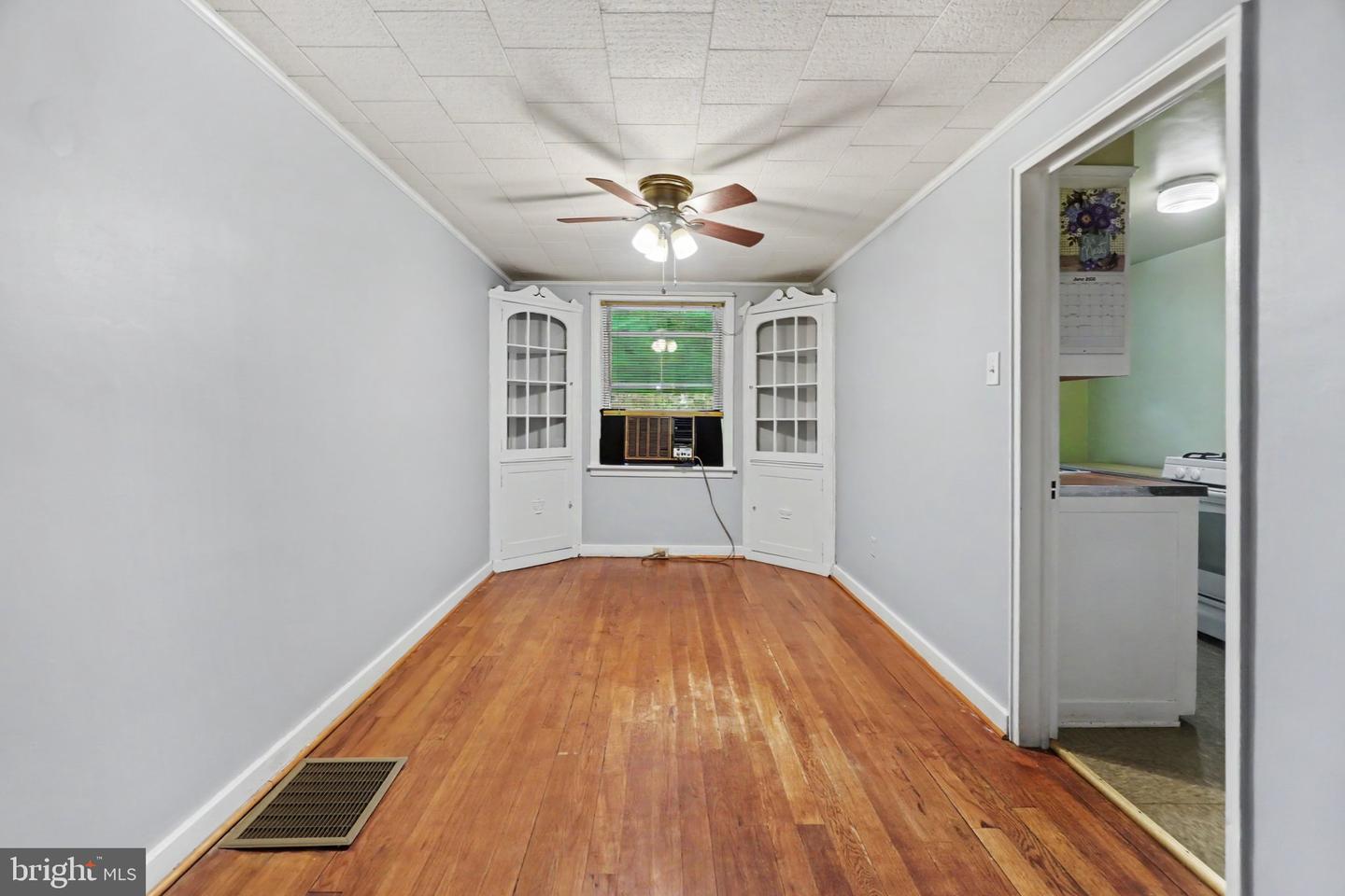 2104 Berryhill St Property Photo 4
