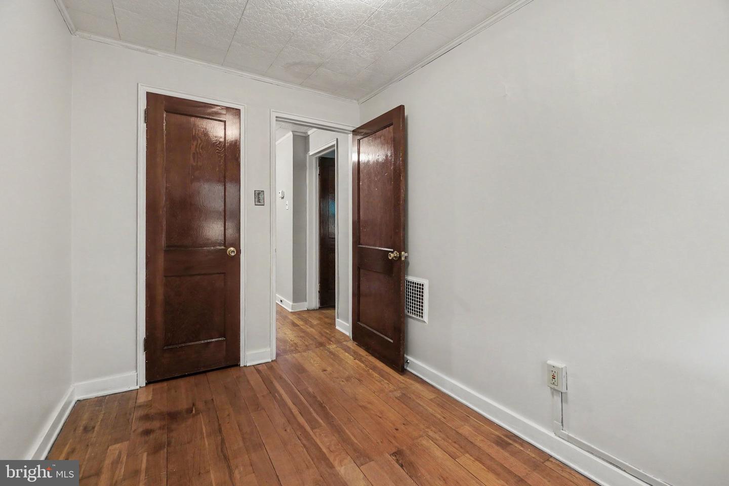 2104 Berryhill St Property Photo 8