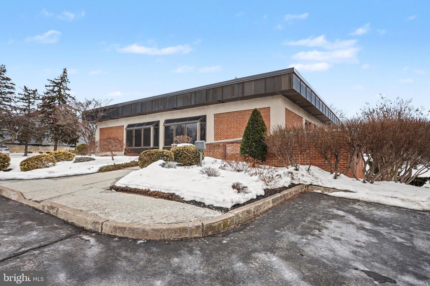 400 Nationwide Dr Property Photo 1