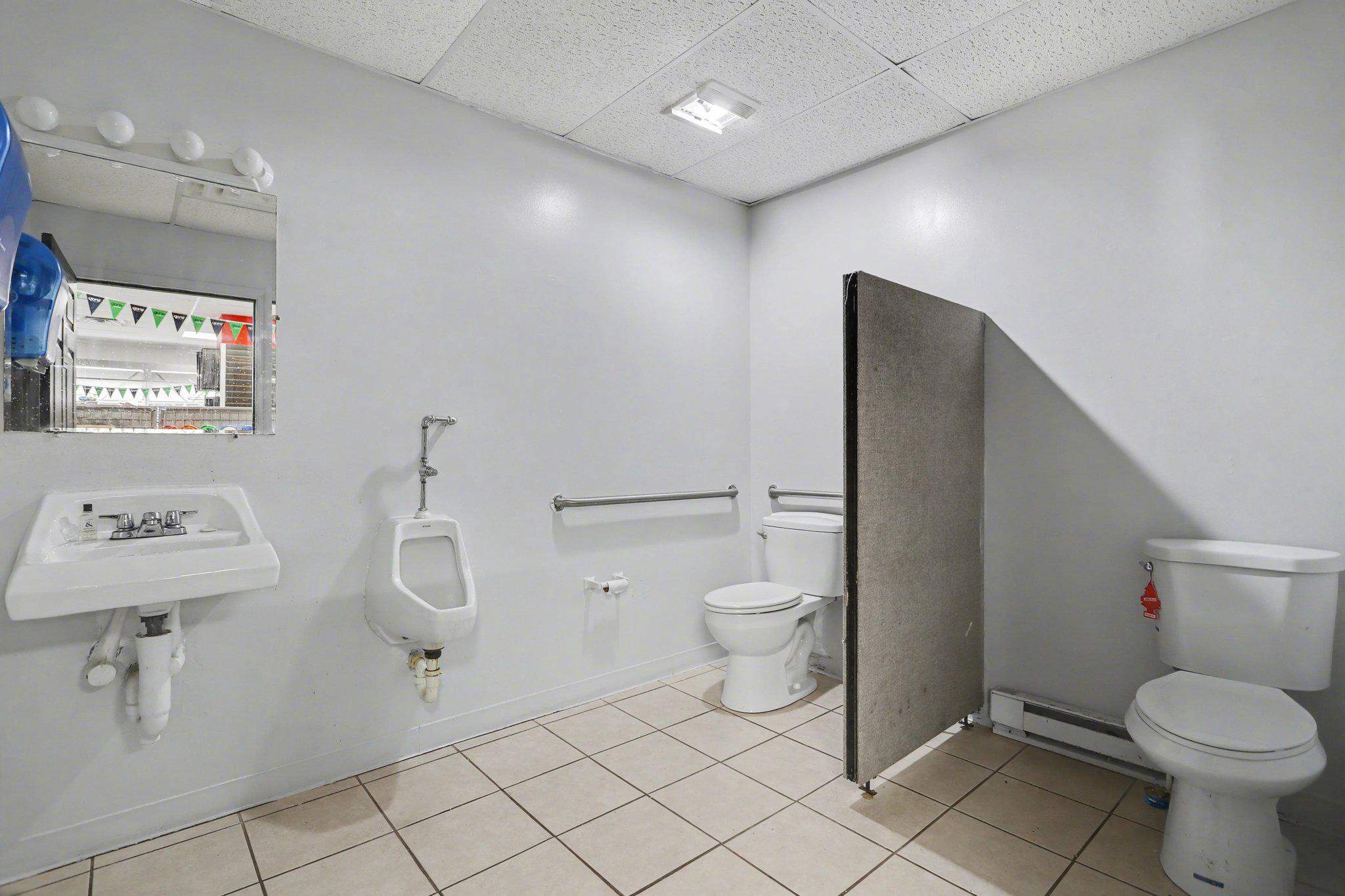 2515 Paxton St Property Photo 15