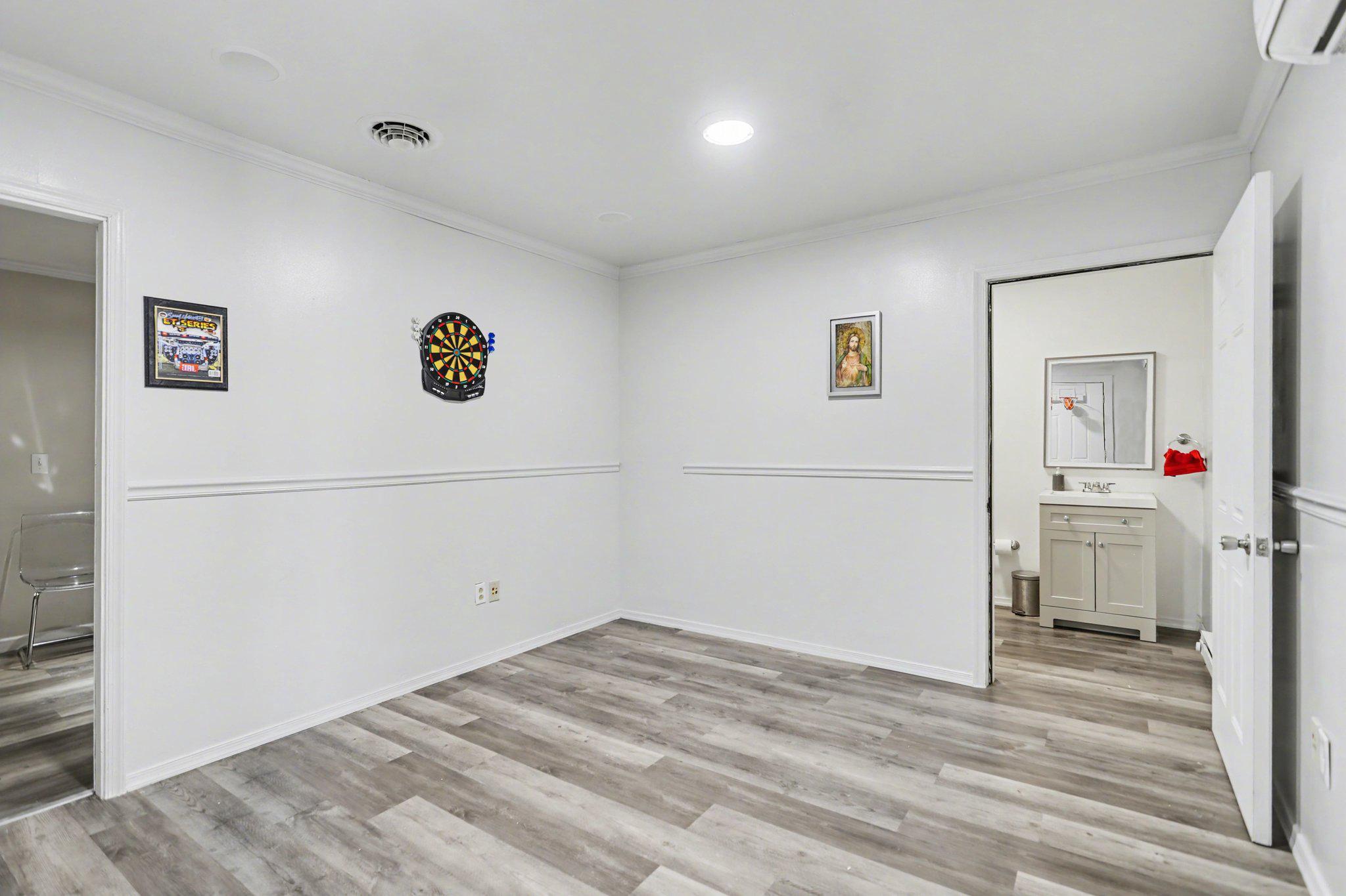 2515 Paxton St Property Photo 16