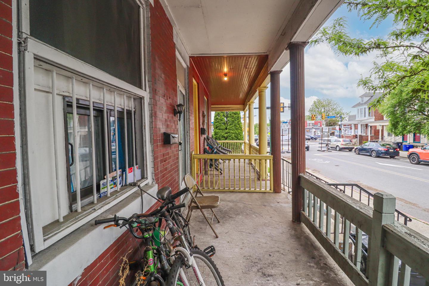 1632 Derry St Property Photo 4