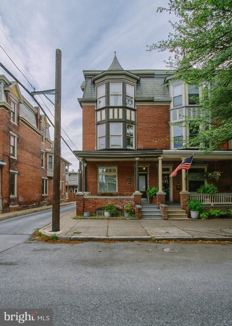 1926 Green St Property Photo 1