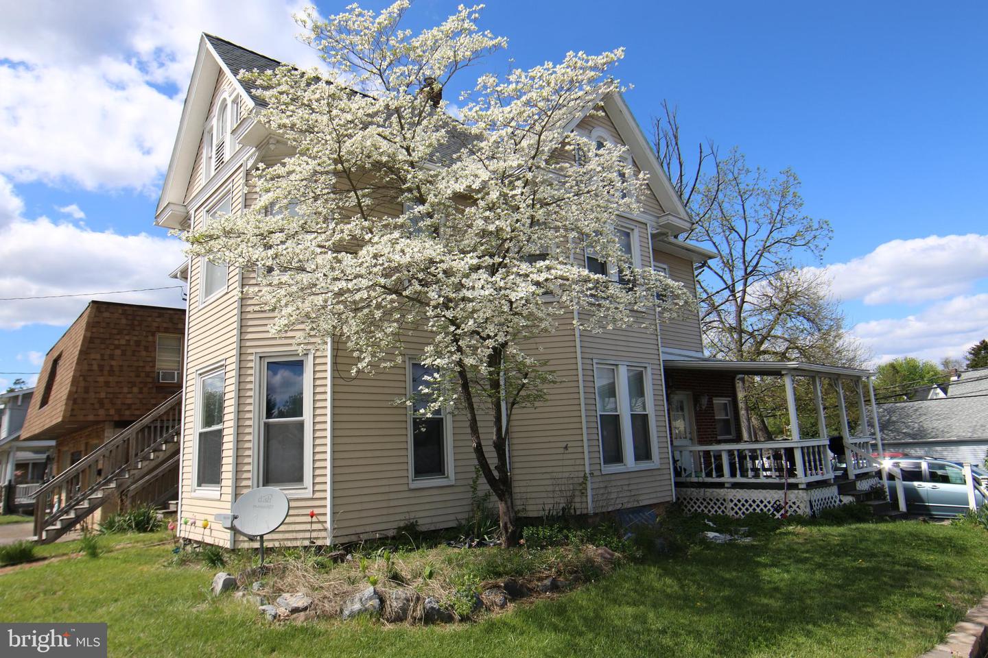546 2nd St Property Photo 1