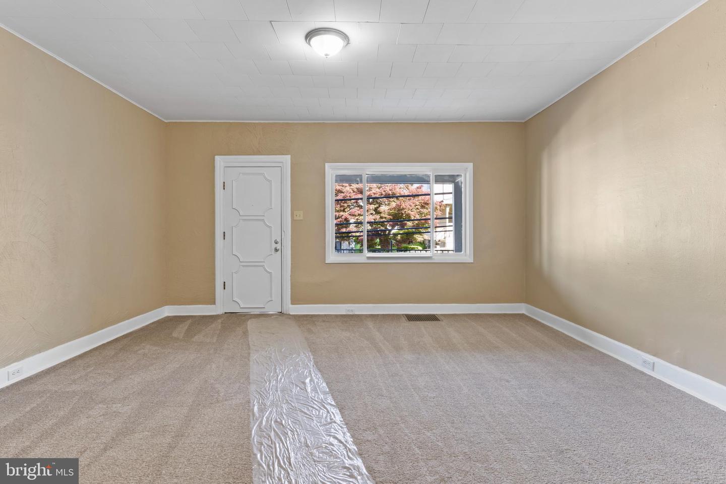 124 Lincoln St Property Photo 3