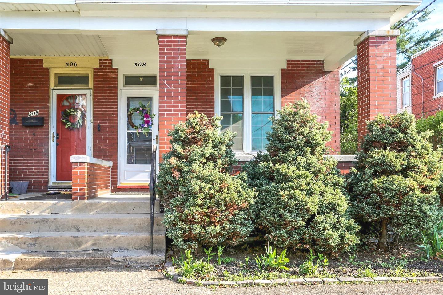 308 Lewis St Property Photo 3