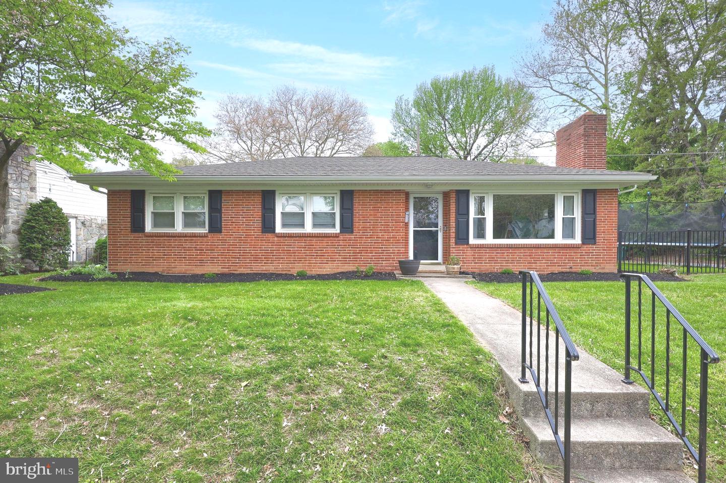 43 Oak Ln Property Photo 1