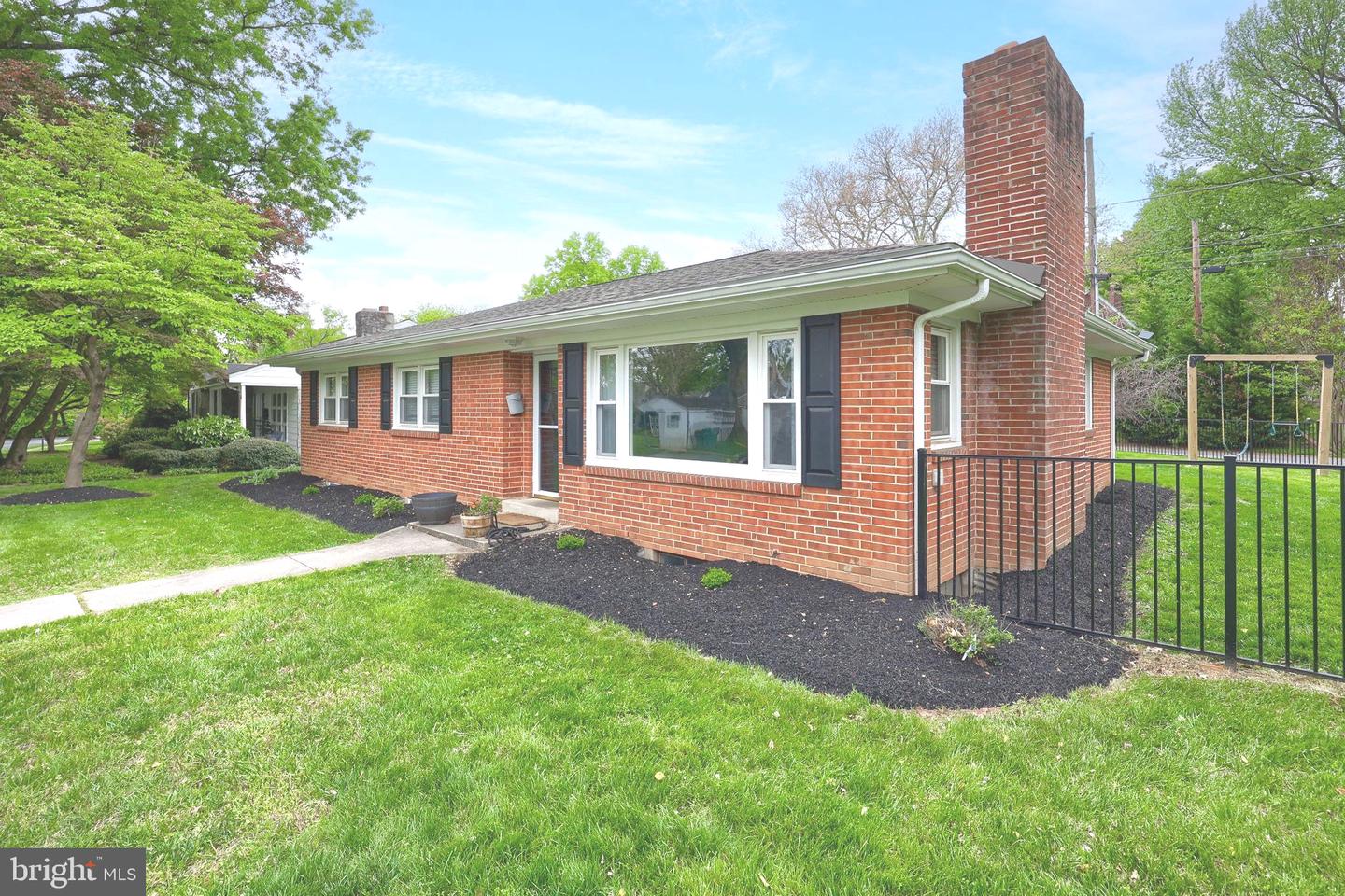 43 Oak Ln Property Photo 2