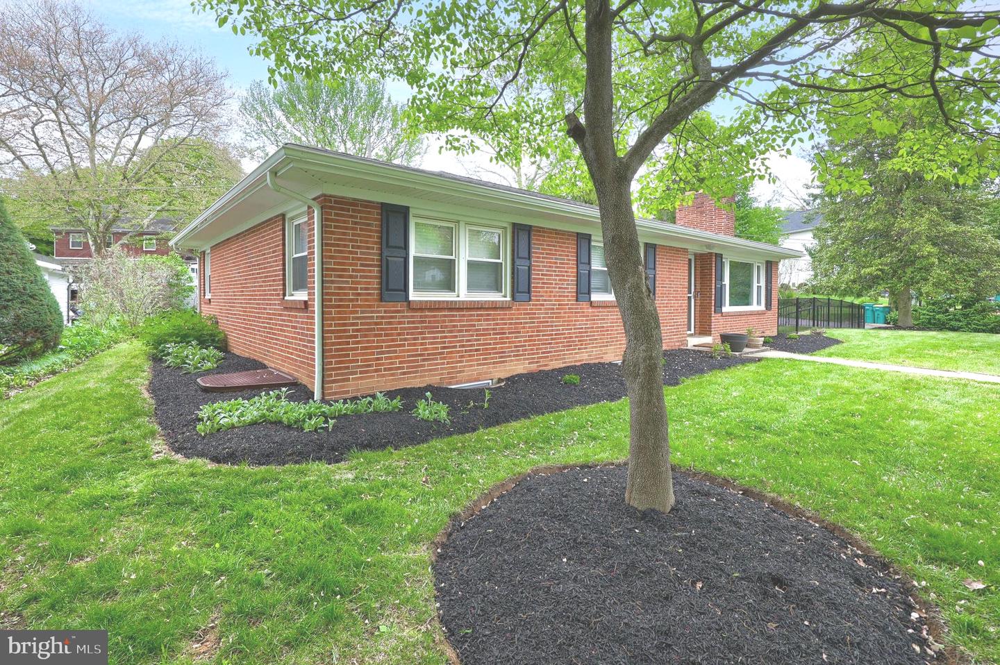 43 Oak Ln Property Photo 3