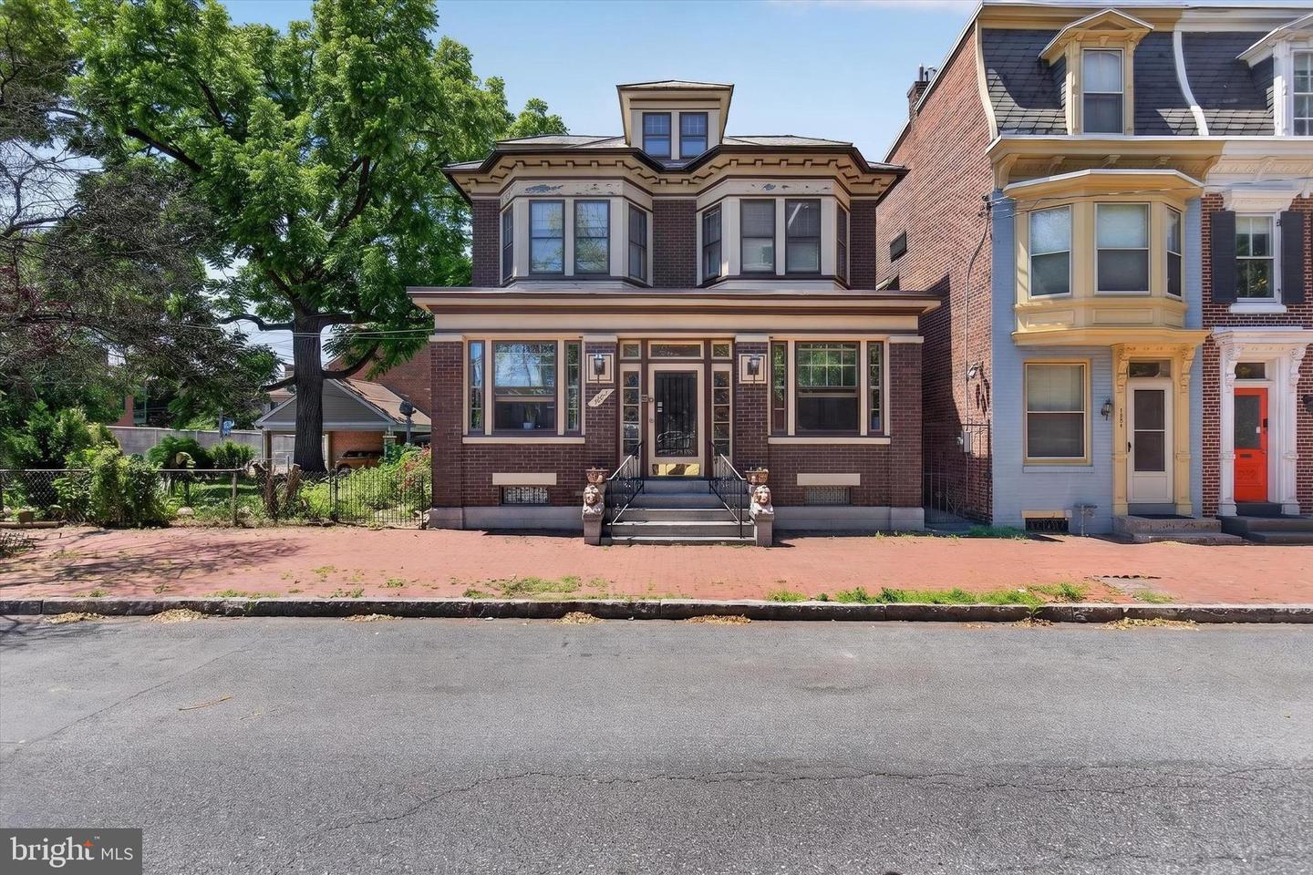 1222 Green St Property Photo 1