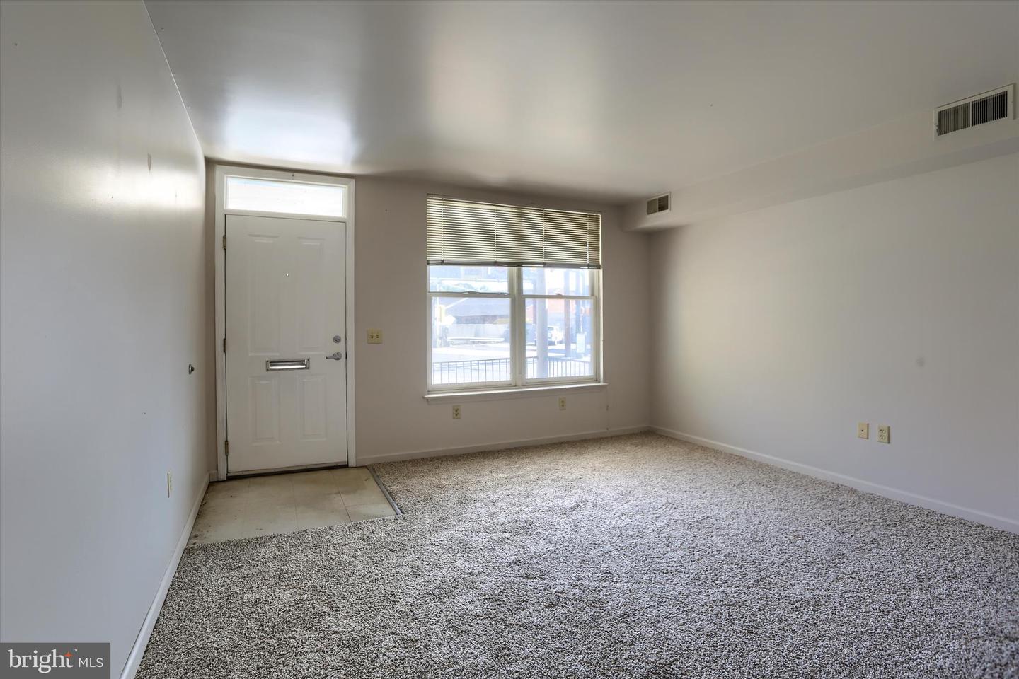 1631 Derry St Property Photo 6