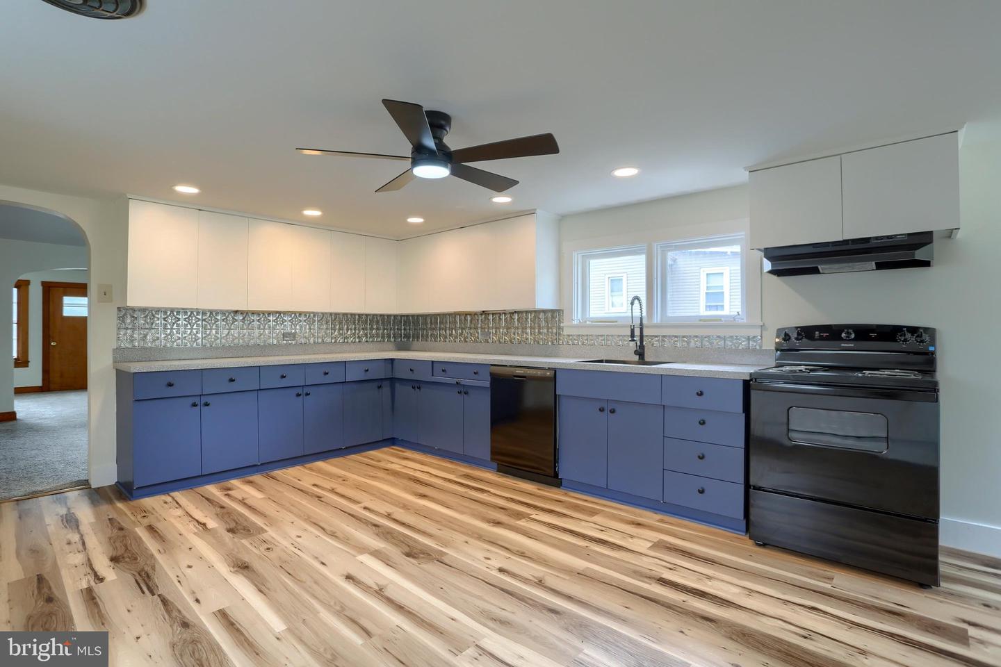 357 W Broad St Property Photo 16