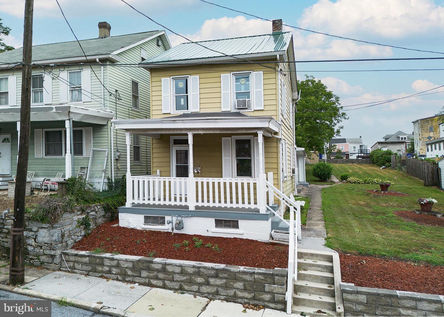 521 2ND ST Property Photo 1