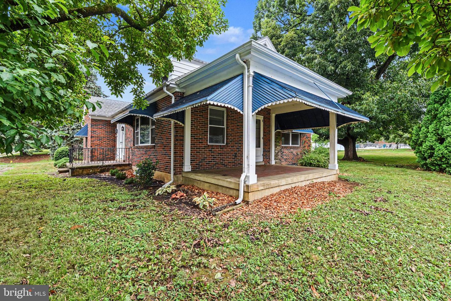 125 W Governor Rd Property Photo 4