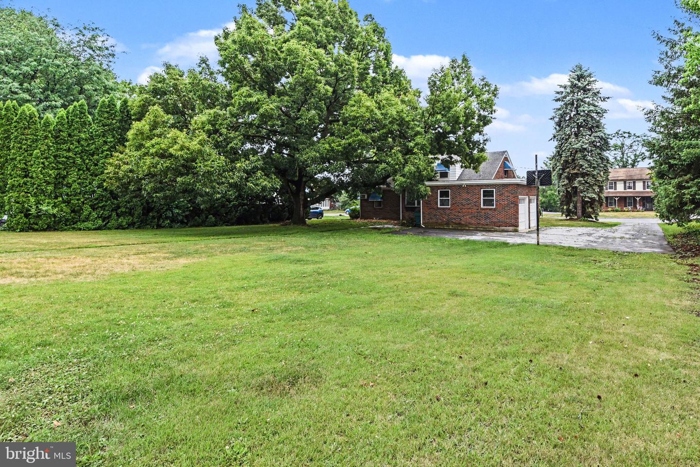 125 W Governor Rd Property Photo 23