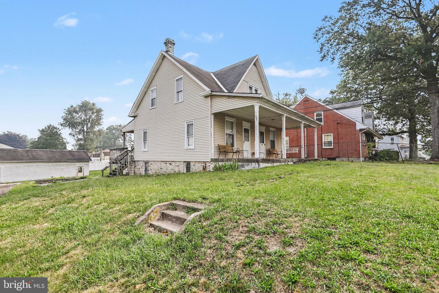 4001 LOCUST LN