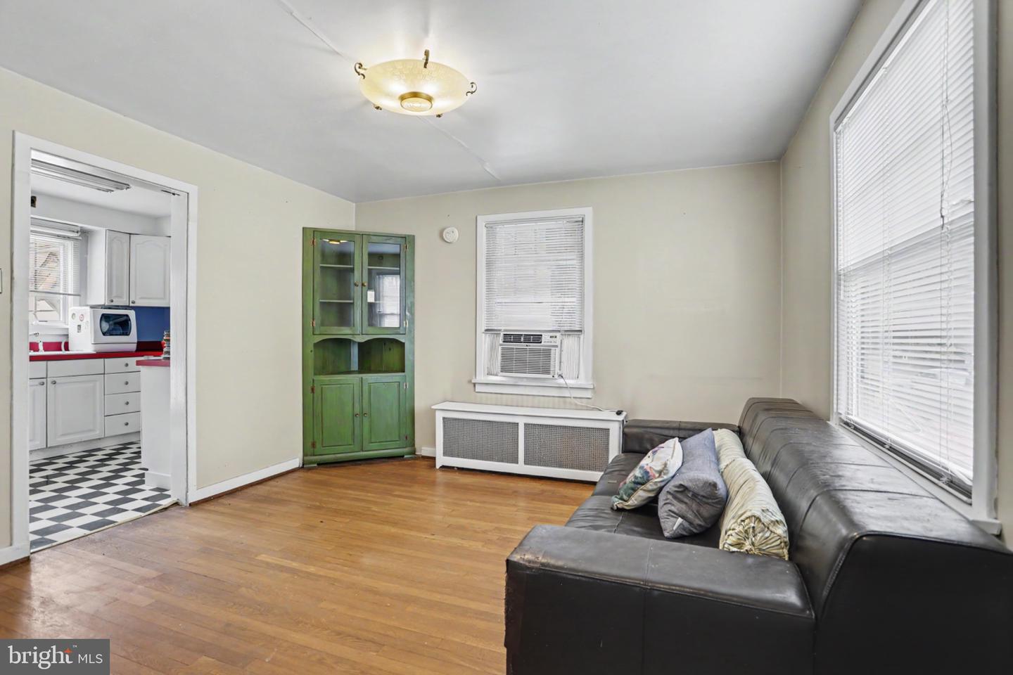 317 Fox St Property Photo 8