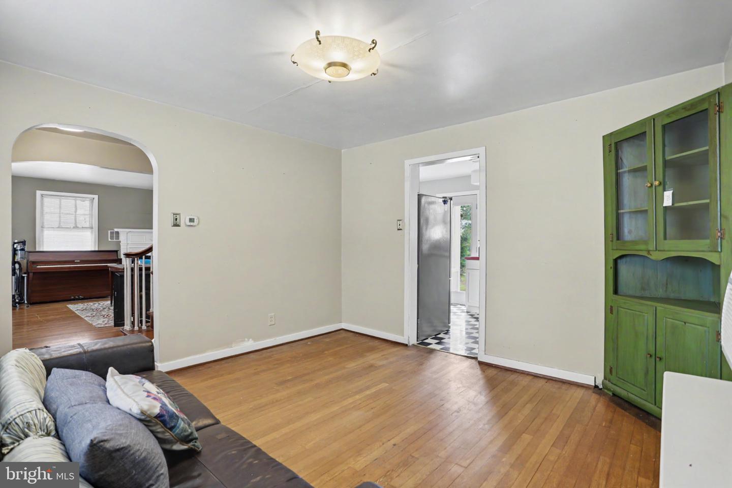 317 Fox St Property Photo 9