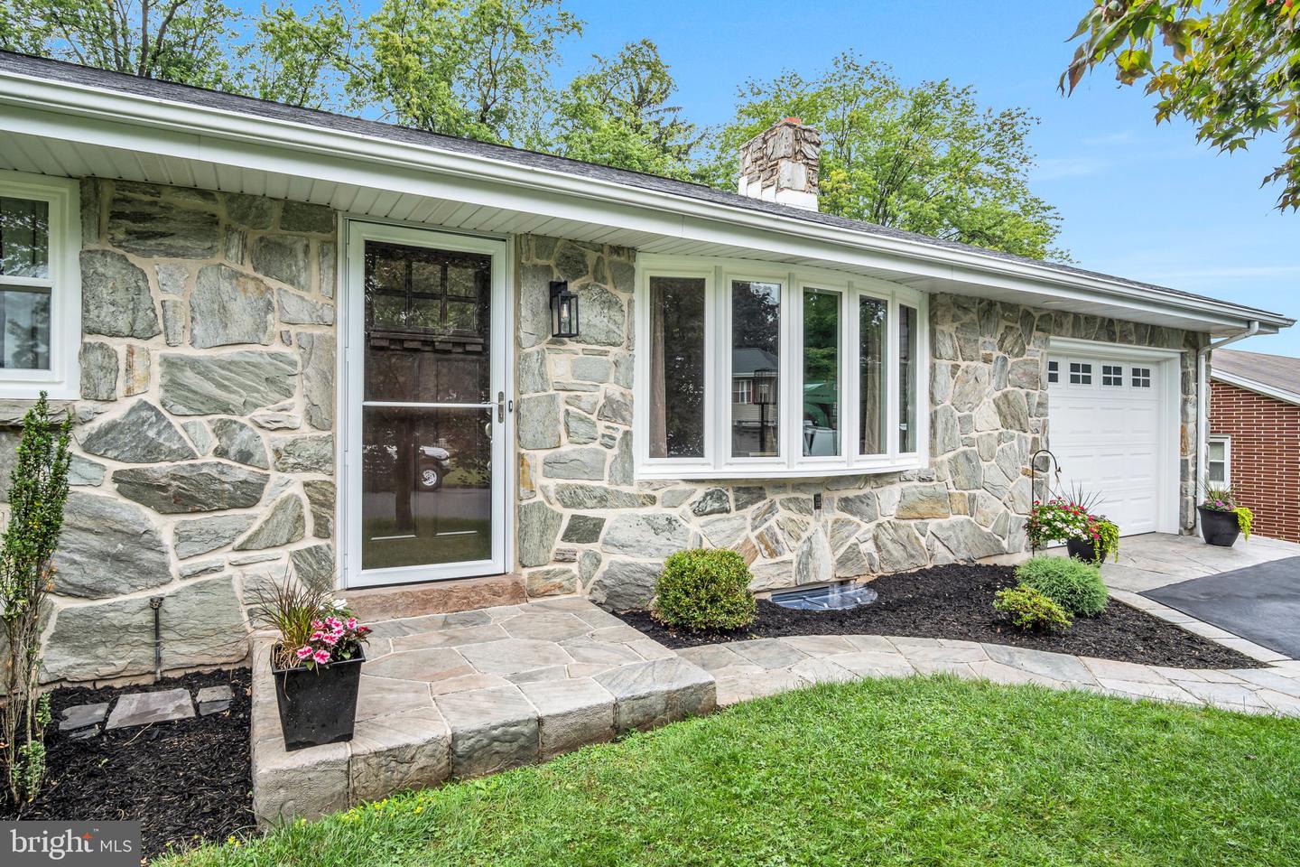 458 LEEARDEN RD Property Photo 1