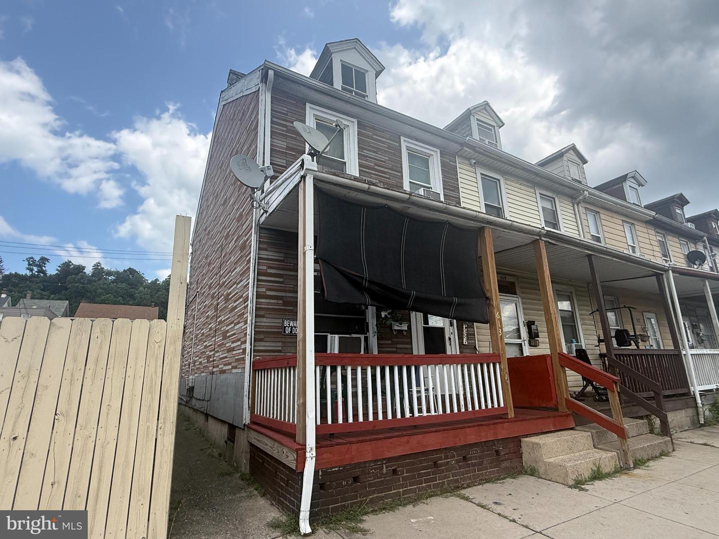 613 S FRONT ST Property Photo 1