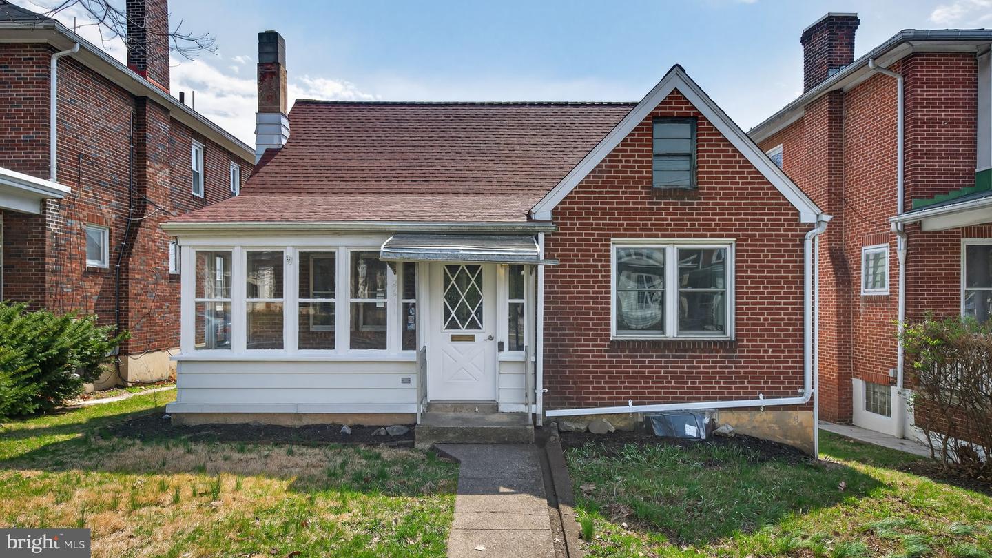 2611 DERRY ST Property Photo 1