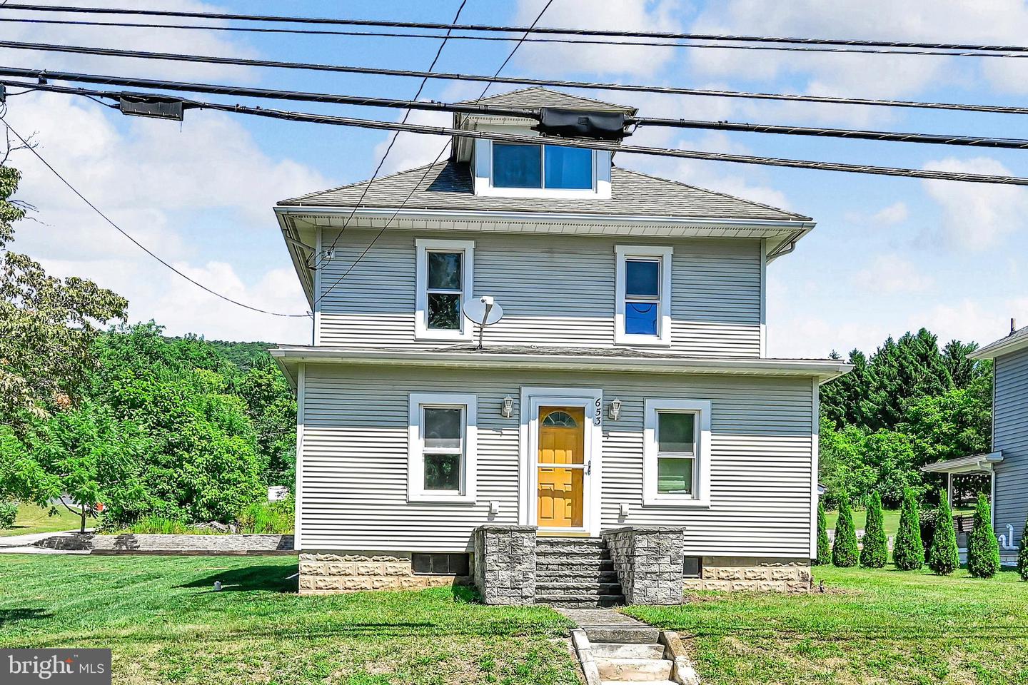 653 E Market St Property Photo 1