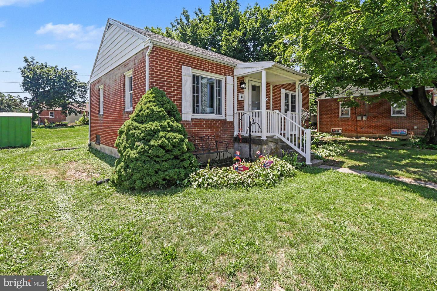 6411 Somerset St Property Photo 2