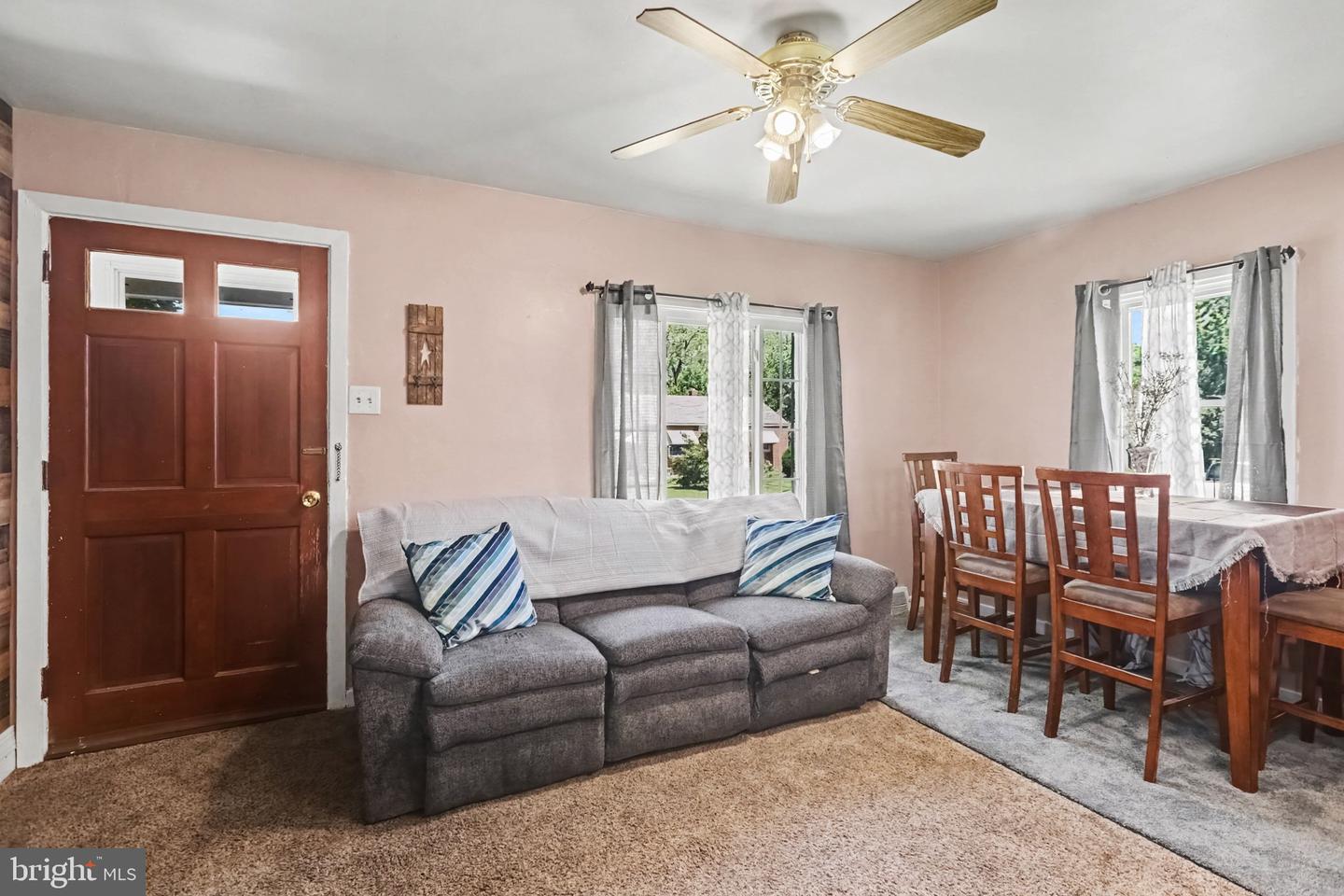 6411 Somerset St Property Photo 4