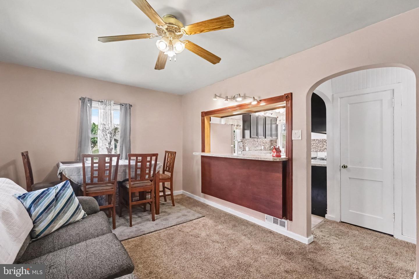 6411 Somerset St Property Photo 6