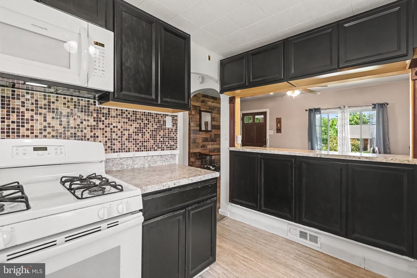 6411 Somerset St Property Photo 8